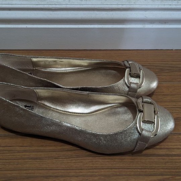 SOFFT Women's Gold Leather Slip-On Ballet Flats Size 5.5 - Picture 2 of 3